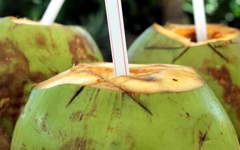 benefícios da água de coco