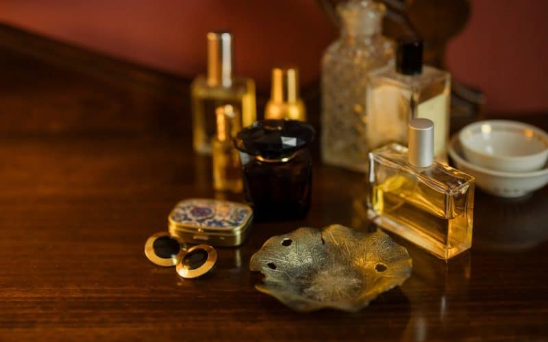 Qual a diferença entre extrato de perfume e água-de-cheiro