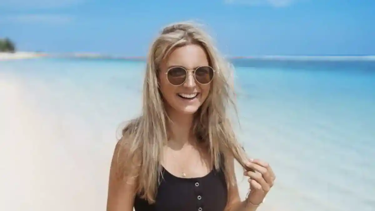 Cabelo platinado na praia: 5 maneiras de proteger os fios no verão