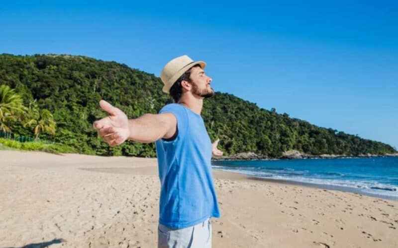 Look masculino para praia: peças que não podem faltar