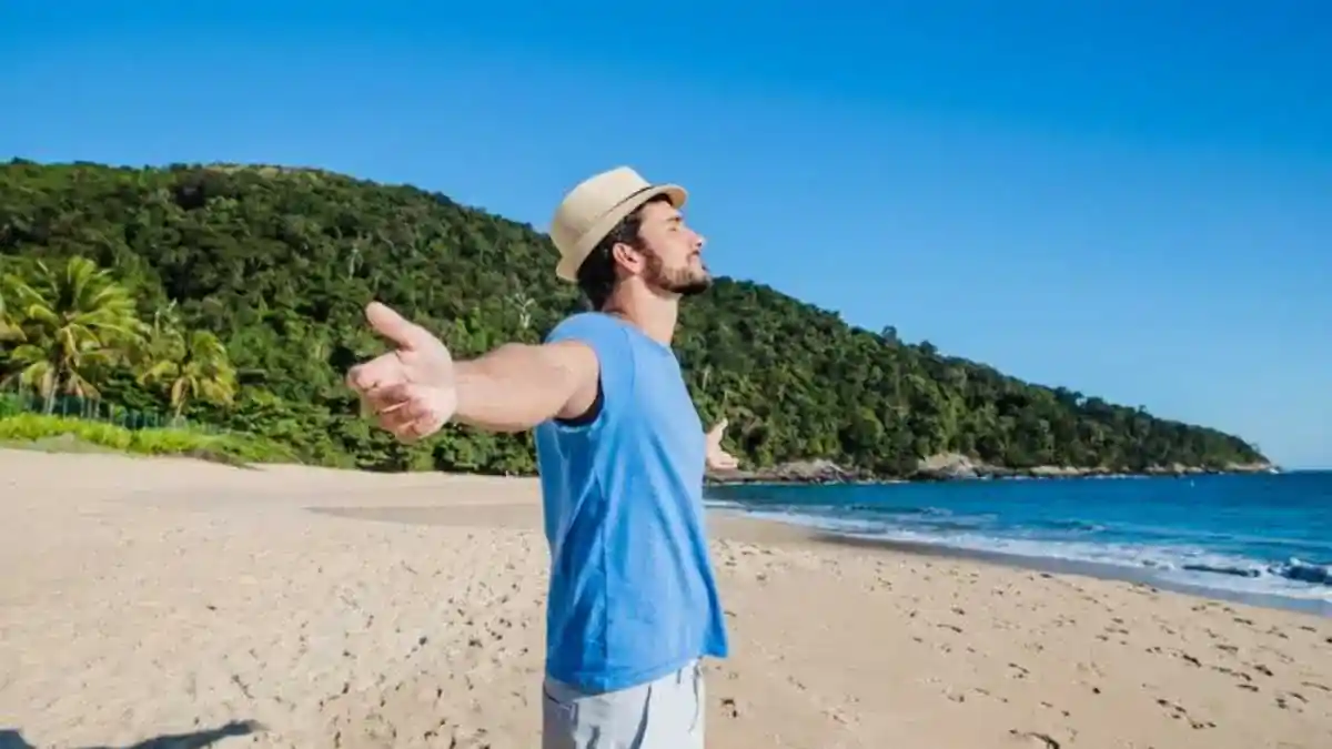 Look masculino para praia: peças que não podem faltar