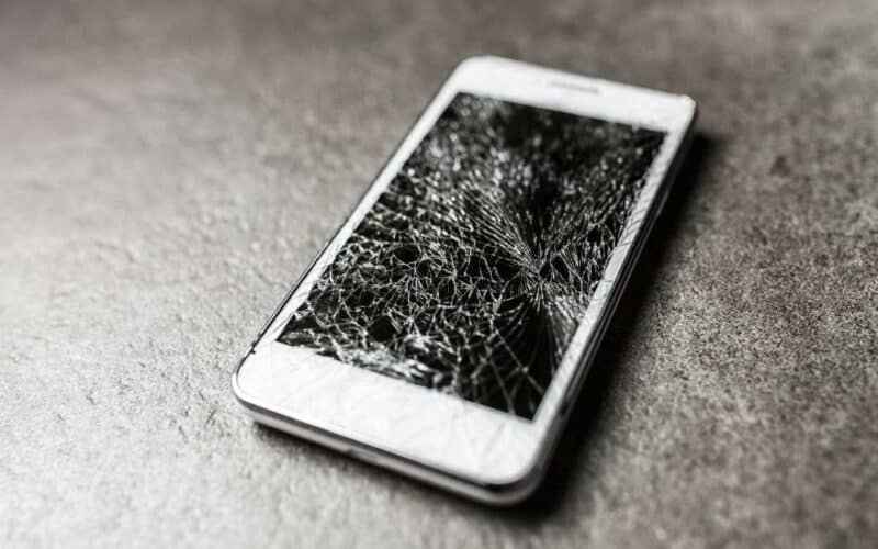 O que significa sonhar com a tela do celular trincada: interpretação e significado