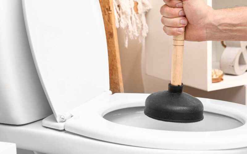 Como desentupir vaso sanitário de forma rápida e eficiente: dicas infalíveis