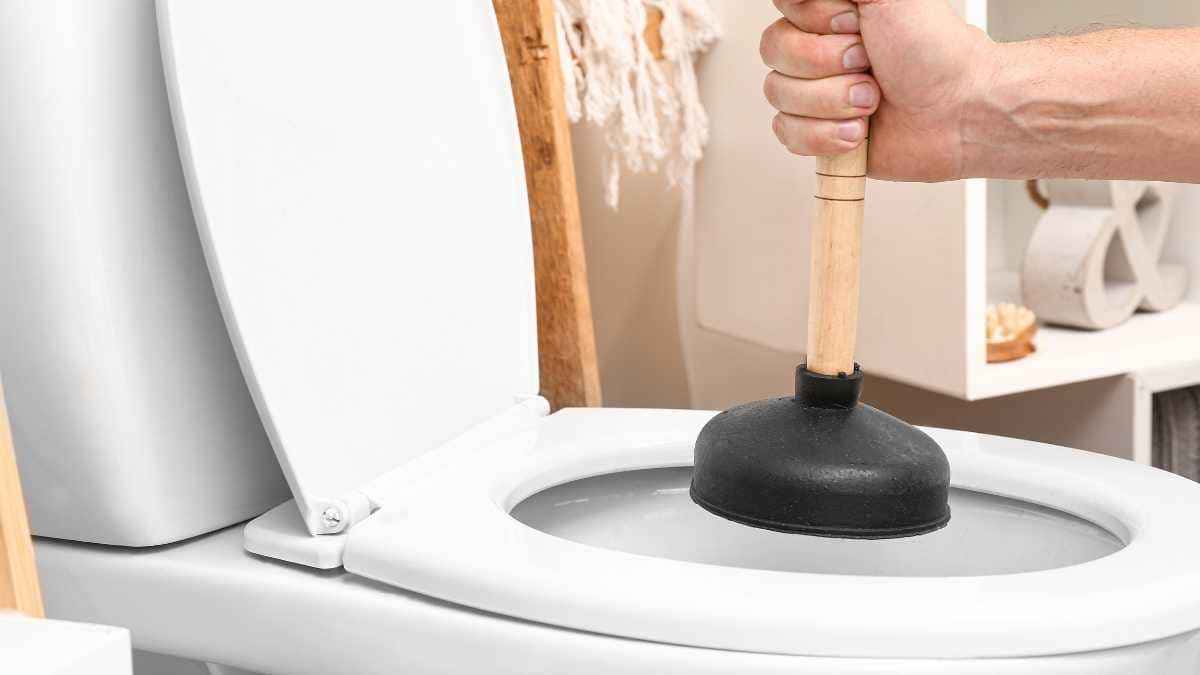 Como desentupir vaso sanitário de forma rápida e eficiente: dicas infalíveis!