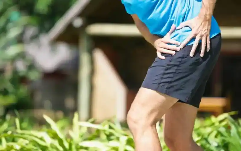 O que causa dor entre o fêmur e a bacia