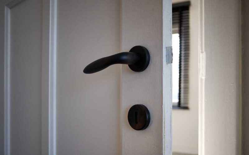 Como Evitar que a Poeira Entre pela Porta