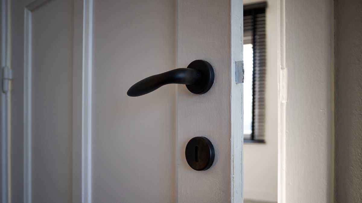 Como Evitar que a Poeira Entre pela Porta